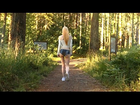 ❤️ Smuk kvinde bevæger sig langsomt, ikke nøgen video ❌ Porno at da.123sex.ru ❌