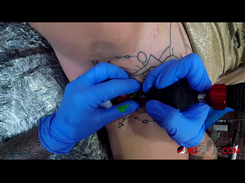 ❤️ Ekstremt tatoveret hottie Sully Savage fik en tatovering på sin klitoris ❌ Porno at da.123sex.ru ❌