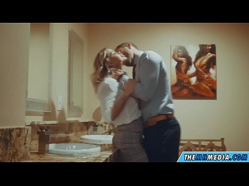 ❤️ Når en barmfagre blondine forfører dig på et offentligt toilet ❌ Porno at da.123sex.ru ❌